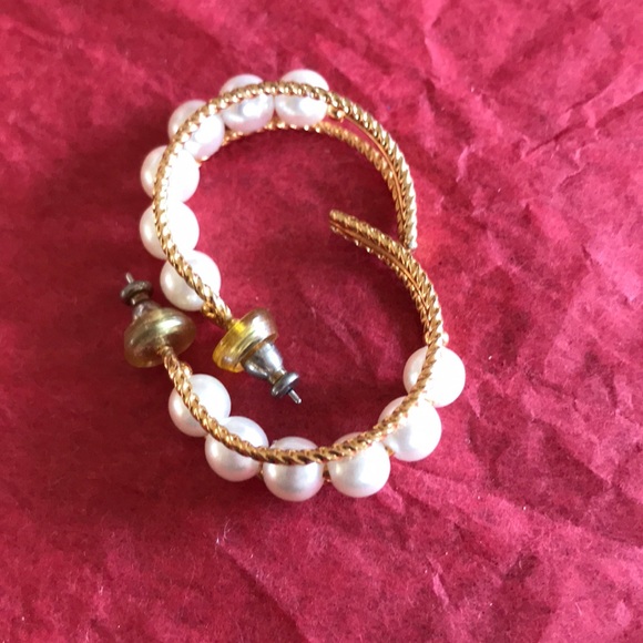 Gold tone & 6 pearls post earrings. - Picture 4 of 6